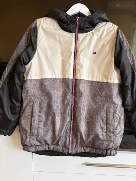 Куртка зимняя Hilfiger, на 10-11 лет. Состояние отличное. Сити Молл сабуртало.