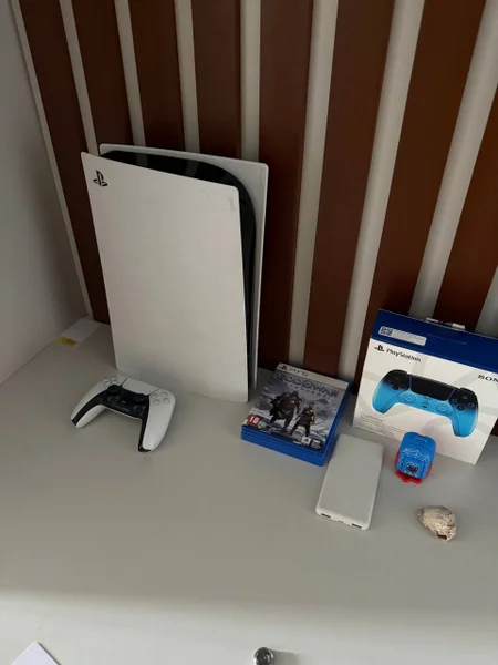 PlayStation 5 с двумя геймпадами и дисками