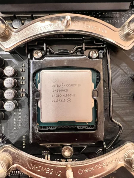 Процессор Intel Core i9-9900KS и материнская плата Asus ROG Maximus XI Extreme