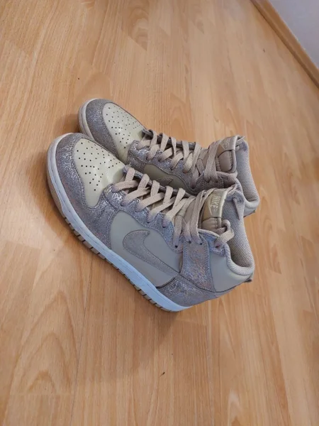 женские кроссовки Nike.