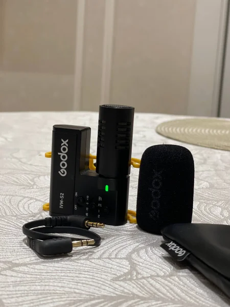 Накамерный микрофон Godox IVM-S2 в идеальном состоянии. В комплекте стерео aux, ветрозащита и чехол. Работает от одной батарейки, за два года ни разу не меняли, держит долго, аппарат надежный.