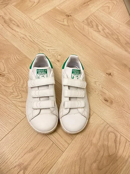 Белые кроссовки Adidas