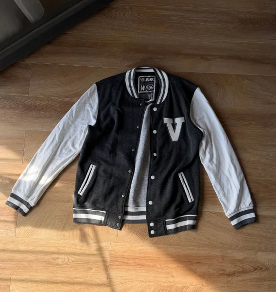 Куртка в стиле varsity