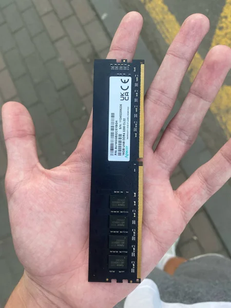 планка оперативной памяти DDR4 объемом 16 ГБ (1x16GB) с частотой 3200 МГц.