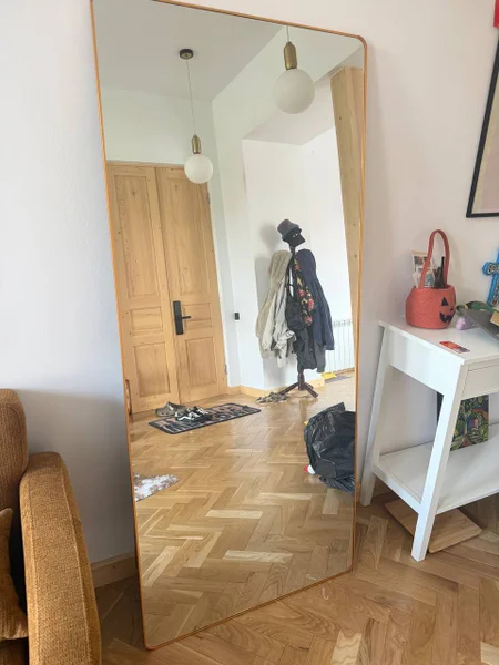 Зеркало с оправой на металлической ножке