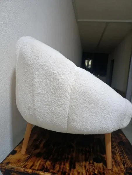 🛋️ **Белый двухместный диван**