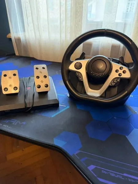 Игровой руль с педалями