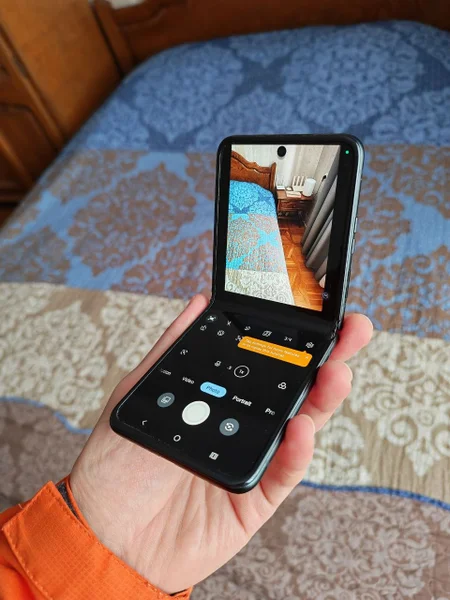 Motorola Razr 2023, 128 ГБ, 8 ГБ оперативной памяти. Только на фронтальной камере есть небольшое пятно, оно едва заметно на фотографии на белом фоне. Поэтому он и продается по такой цене.