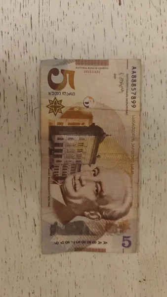 5 ларовая купюра