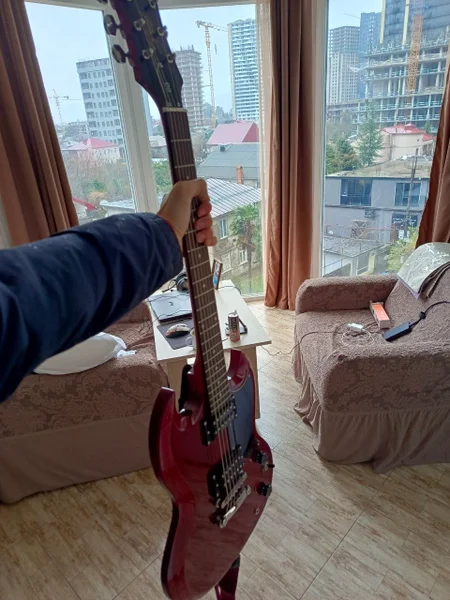 Гитара Epiphone SG с чехлом и аксессуарами