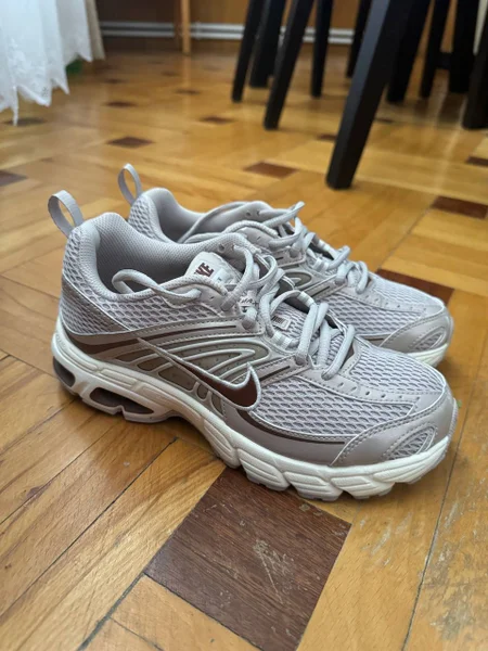 **Кроссовки Nike**