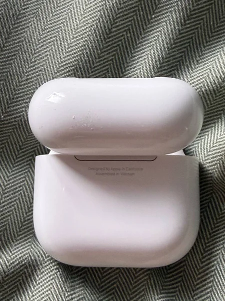 AirPods 4 с активным шумоподавлением