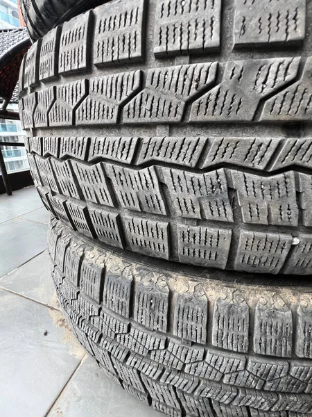 Комплект зимних шин RoadX 225/65 R17