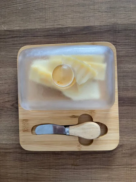Масленка деревянная со стеклянной крышкой и ножом