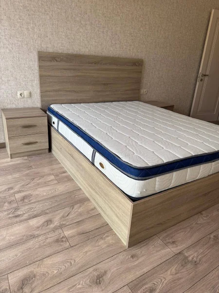 Кровать с подъёмным механизмом и двумя тумбами