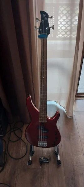 Бас-гитара Yamaha TRBX174, усилитель Vox amPlug 2 Bass и стойка