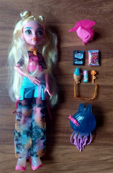 Шарнирная кукла monster high Лагуна Блю. Брала дочке, играла очень мало. Все предметы на месте, ничего не потеряно и не испорчено.