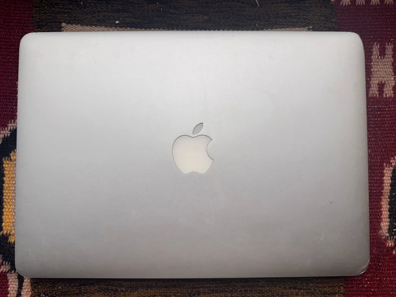 MacBook Air 13" (Intel Core i5, 4GB RAM, 128GB SSD)