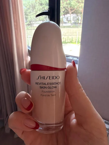 Тональный крем Shiseido Revitalessence Skin Glow