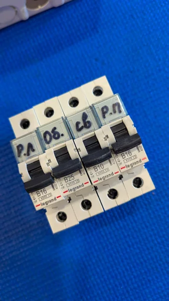 Автоматы Legrand B16, B10, B25 (4 шт)