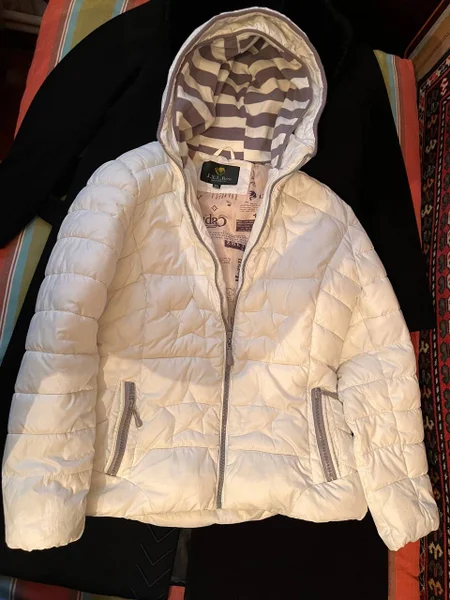 Белая куртка с двумя капюшонами