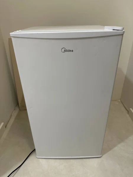 холодильник Midea в очень хорошем состоянии, морозилка, свет - всё есть.