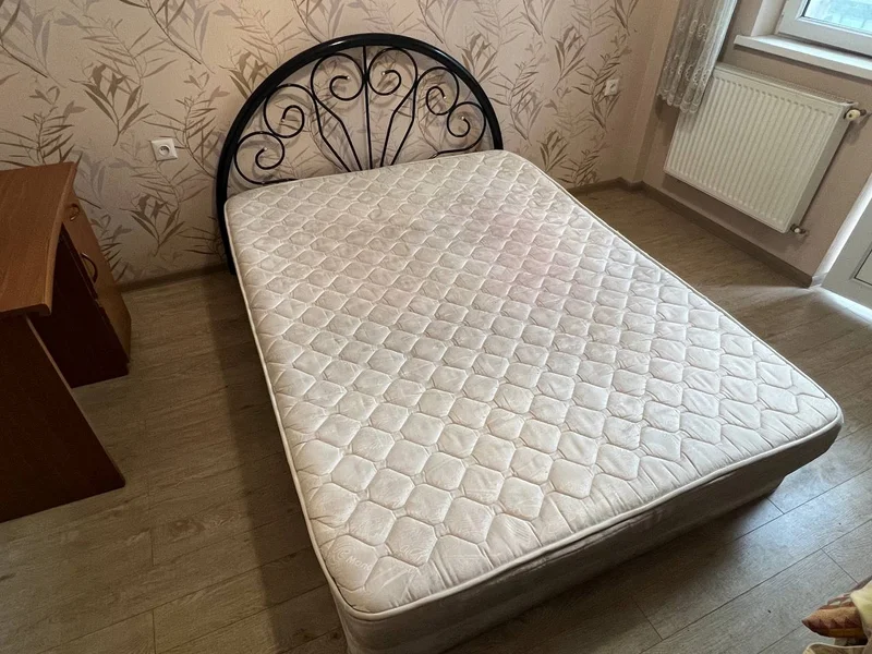 Кровать + матрас, размер 150 на 200, высота кровати 22, с матрасом 39. Кровать очень прочная с металлическим изголовьем, а матрас ортопедический с металлическими пружинами.