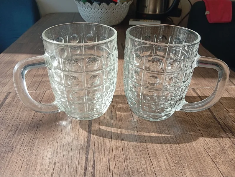 Пивные бокалы.