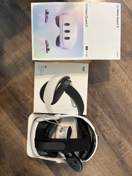 VR-гарнитура в отличном состоянии, линзы без царапин. В комплекте удобный головной ремень K4 (снижает давление на лицо, обеспечивает надежную фиксацию), контроллеры, зарядное устройство и оригинальная коробка.