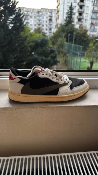 AIR JORDAN 1 LOW X TRAVIS SCOTT OLIVE