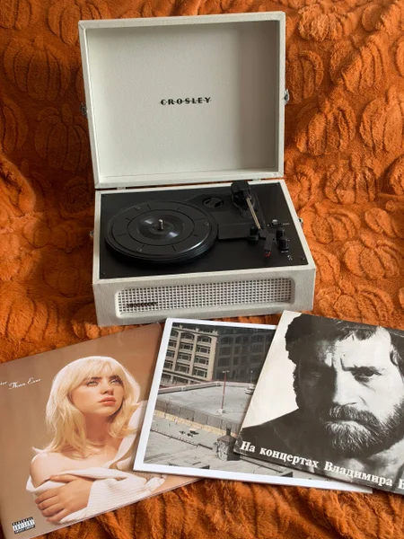 Виниловый проигрыватель Crosley с пластинками