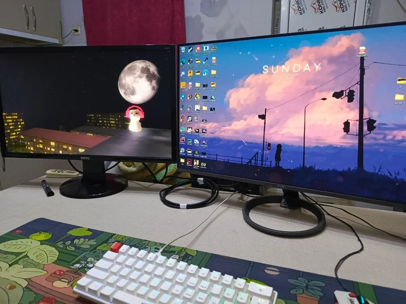 Игровой ПК с двумя мониторами и периферией