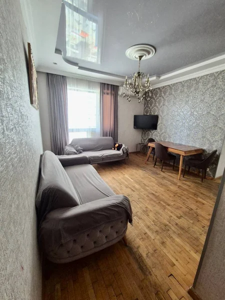3-комнатная квартира, 90 м² — four-poster, studio couch, sliding door