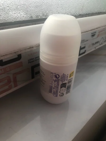 Роликовый дезодорант — lotion, pill bottle, sunscreen