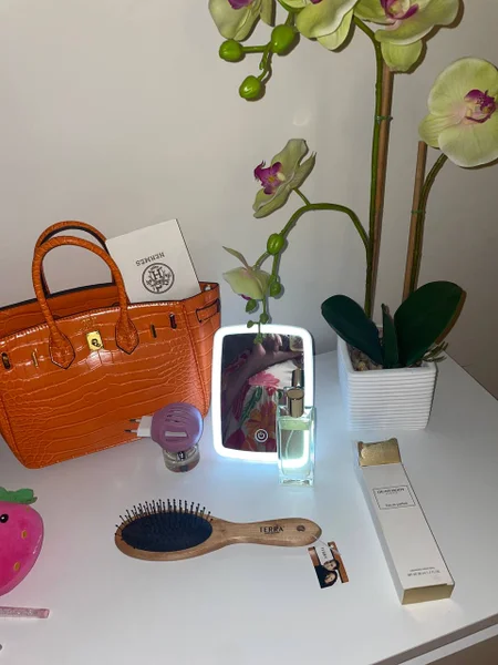 Зеркало с USB — desk, hamper