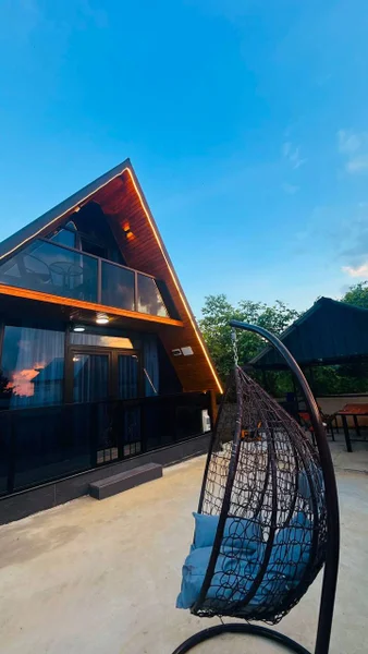 A-frame коттедж — bannister, steel arch bridge