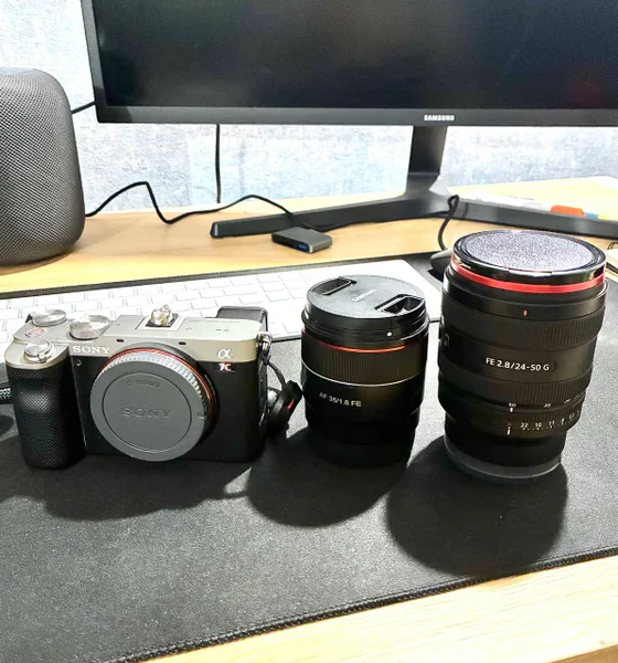 Комплект: Sony A7C, Sony FE 24-50mm f2.8 G, Samyang AF 35 f1.8 — reflex camera, radio