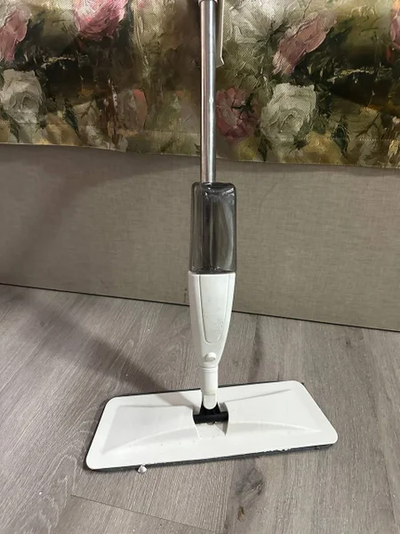 Диспенсер для мыла, пылесос и швабра — soap dispenser, vacuum, swab