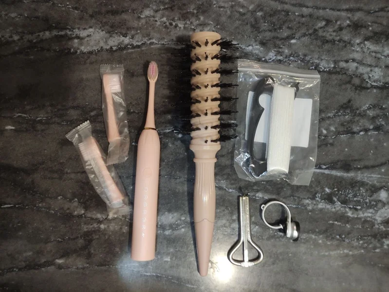 Набор вещей: электрическая зубная щётка, брашинг, варган и др — carpenter's kit