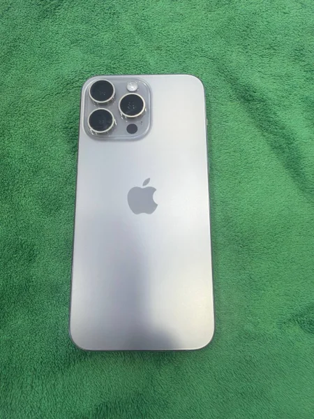 iPhone 15 Pro Max 256GB — iPod, remote control