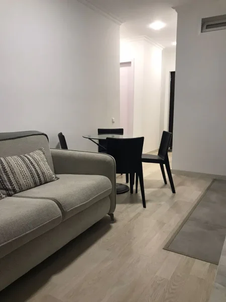 Квартира с 2 спальнями на Новом бульваре — studio couch, table lamp