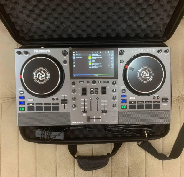 DJ контроллер Numark Mixstream Pro Go — radio, CD player, tape player