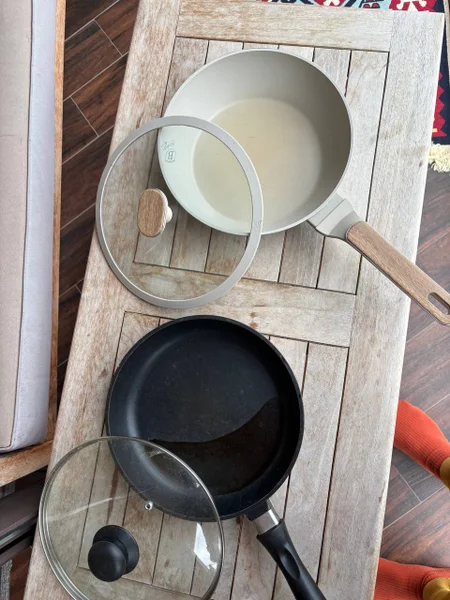 Набор посуды б/у: сковородки и кастрюля — measuring cup, Dutch oven, bucket