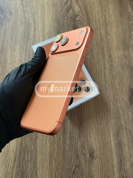 iPhone 17 Pro Max — face powder