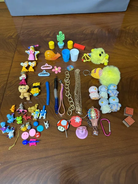 Игрушки, киндер сюрприз, брелоки — rubber eraser, hair slide, safety pin