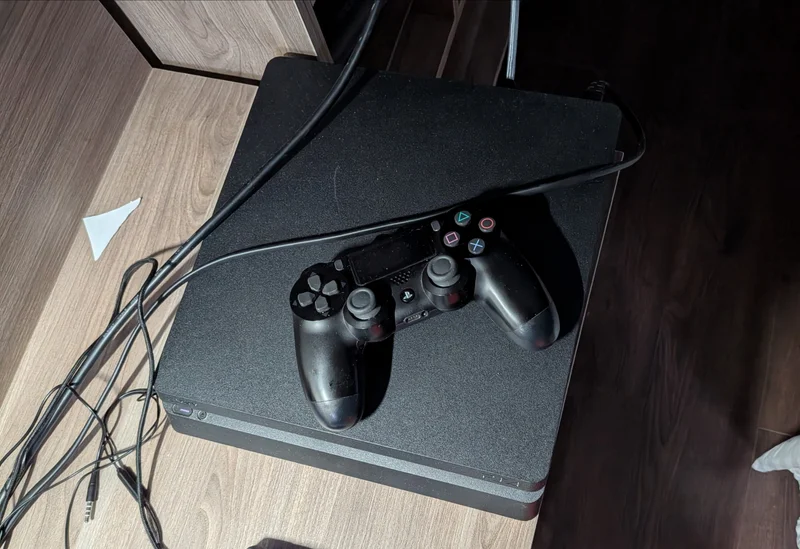 PlayStation 4 Slim 1TB — joystick