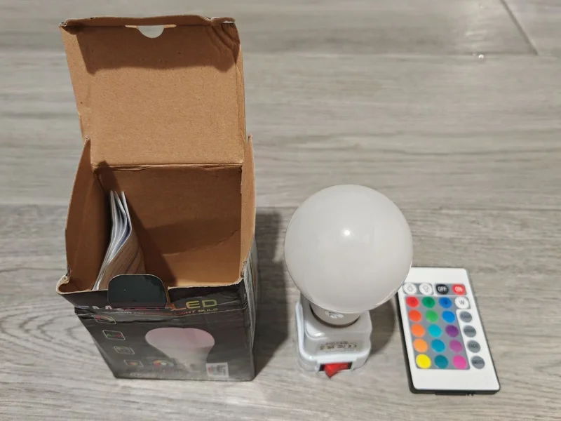 Умная разноцветная лампа E27 (RGB) — face powder, carton