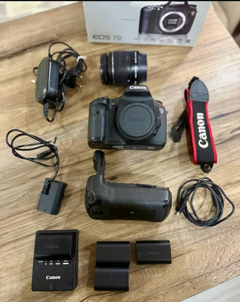 Canon EOS 7D с аксессуарами — reflex camera, radio