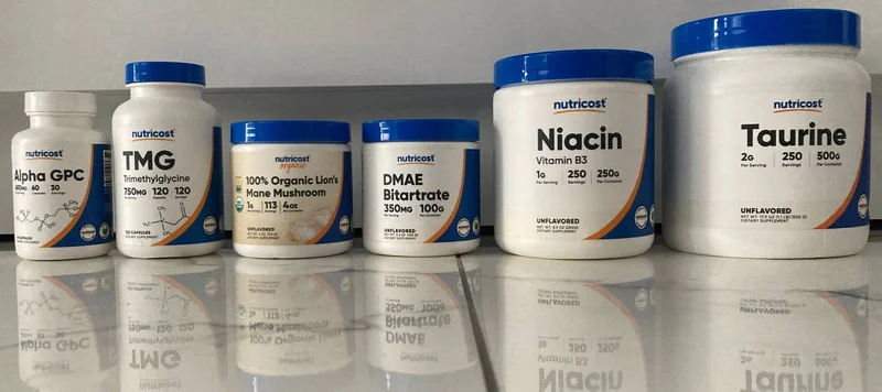 Набор спортивных добавок и витаминов Nutricost — pill bottle