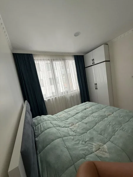 Квартира 1+1, 40 кв.м — four-poster, sliding door, quilt
